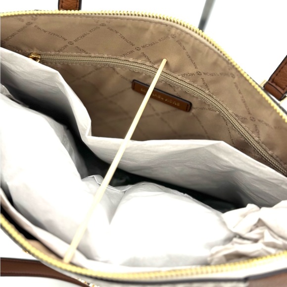 Michael Kors Large Charlotte Tote Bag Vanilla/Brown - Picture 9 of 10